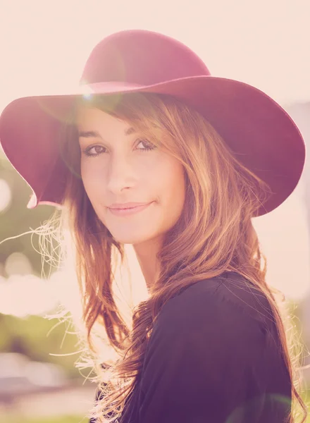 Retrato de hermosa chica en sombrero —  Fotos de Stock