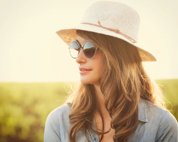 Portrait of Beautiful Girl Outdoors — Stock Photo, Image