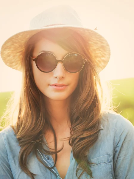 Retrato de hermosa chica al aire libre —  Fotos de Stock