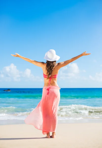 Mutlu bir kadın plajda — Stok fotoğraf