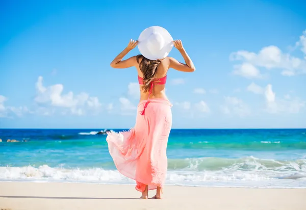 Glad kvinna på stranden — Stockfoto