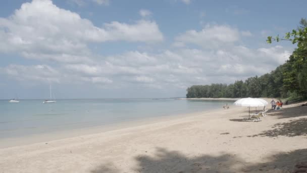 Beach Few Yachts Sea White Sand Wave Peaceful Sea Sunshine — Vídeo de Stock