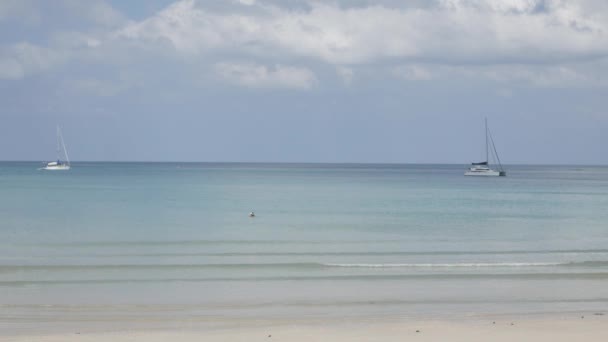 Beach Few Yachts Sea White Sand Wave Peaceful Sea Sunshine — Stock Video