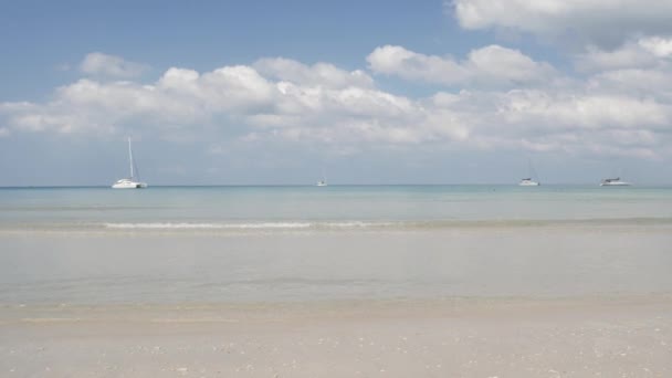 Beach Few Yachts Sea White Sand Wave Peaceful Sea Sunshine — Stockvideo