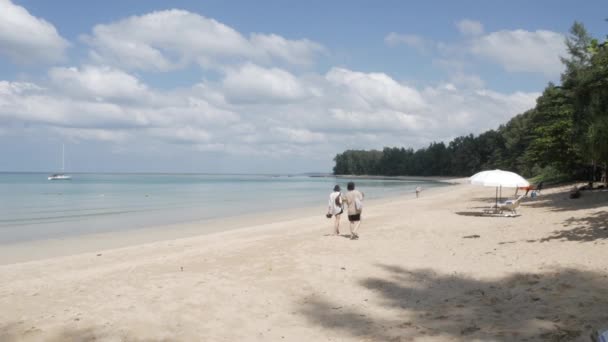 December 2021 Phuket Thailand People Relaxing White Sand Beach Wave — Vídeos de Stock