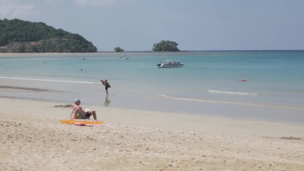 December 2021 Phuket Thailand People Relaxing White Sand Beach Wave — Stok video