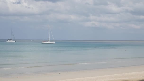 Beach Few Yachts Sea White Sand Wave Peaceful Sea Sunshine — Stockvideo