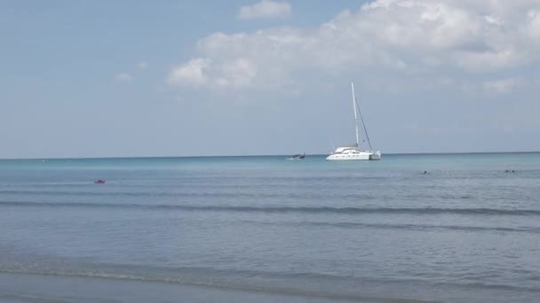 Beach Few Yachts Sea White Sand Wave Peaceful Sea Sunshine — ストック動画