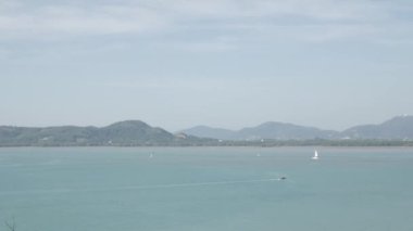 Güneydoğu Asya 'da sakin bir deniz - Phuket' te bazı gemiler, gün ışığında tekneler