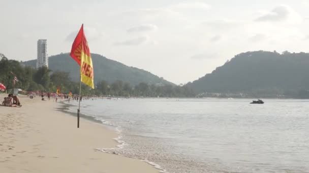 Grudnia 2021 Phuket Tajlandia Plaża Patong Wieloma Osobami Relaksującymi Się — Wideo stockowe