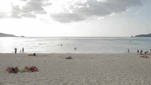2021年12月11日 タイのプーケット島 多くの人々がビーチでリラックスしながら コビド19オミクロンの発生でパトンビーチ プーケットの観光危機 — ストック動画