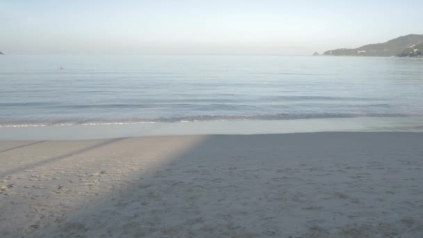 Playa Con Arena Blanca Olas Tranquilas Del Mar Tranquilo Verano — Vídeos de Stock