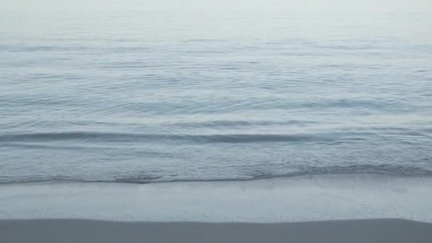 Playa Con Arena Blanca Olas Tranquilas Del Mar Tranquilo Verano — Vídeo de stock