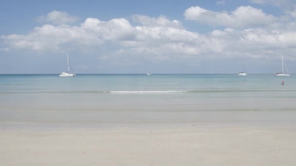 Beach Few Yachts Sea White Sand Wave Peaceful Sea Sunshine — Stockvideo