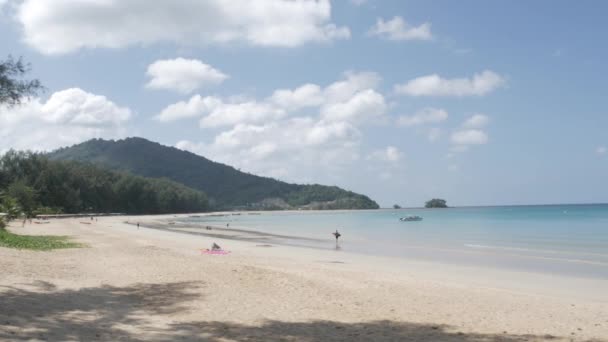 December 2021 Phuket Thailand People Relaxing White Sand Beach Wave — Video