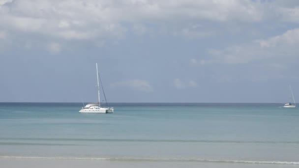 Beach Few Yachts Sea White Sand Wave Peaceful Sea Sunshine — Stockvideo