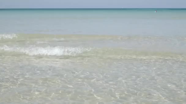 Textura Superficial Onda Mar Calmo Praia Areia Branca Tempo Sol — Vídeo de Stock