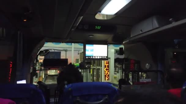2019年12月28日 高速道路チケットゲートを通過しながら 地元の空港バス内を見る — ストック動画
