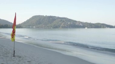 Phuket 'te 19 omicron salgınında yüzme işareti olan Patong plajı. Phuket Turizm Krizi