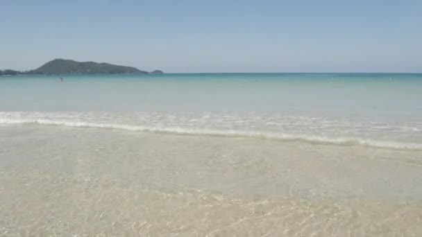 夏の日差しの中で穏やかな波と白い砂のビーチ 夏休み自然コンサート — ストック動画