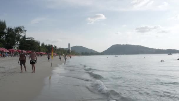 Décembre 2021 Phuket Thaïlande Patong Plage Avec Beaucoup Gens Détendre — Video