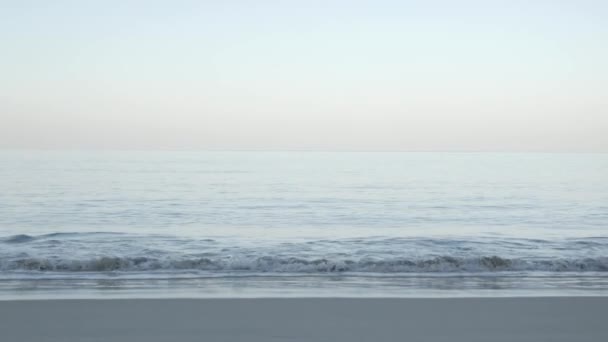 Пляж Белым Песком Спокойной Волной Спокойного Моря Летний Солнечный День — стоковое видео