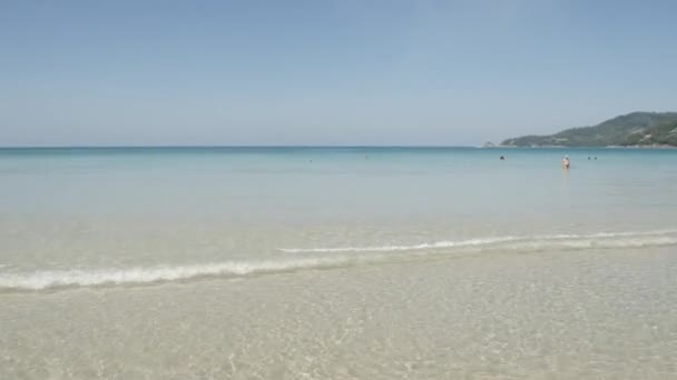 Pláž Bílým Pískem Klidnou Vlnou Klidného Moře Letním Slunci Letní — Stock video