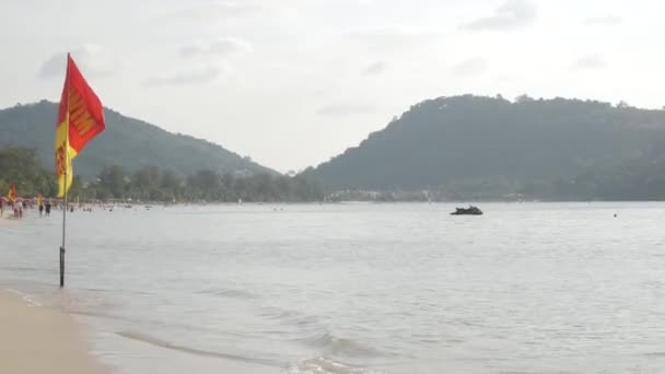 Patong Strand Mit Schwimmzeichen Flagge Während Covid19 Omicron Ausbruch Phuket — Stockvideo