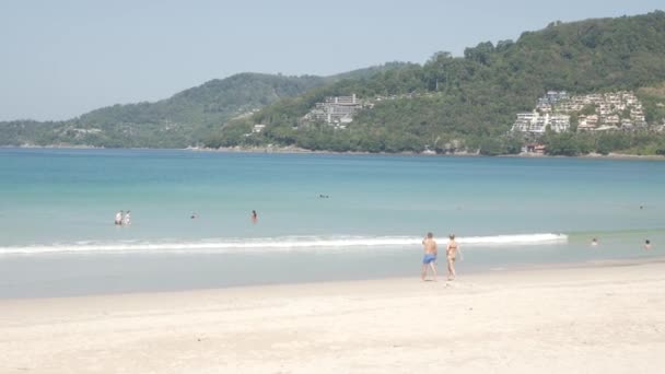 Diciembre 2021 Phuket Tailandia Playa Patong Con Muchas Personas Relajándose — Vídeos de Stock