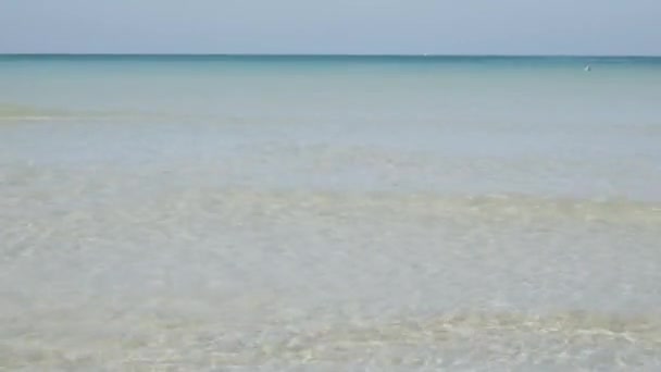 Praia Com Areia Branca Onda Calma Mar Tranquilo Verão Sol — Vídeo de Stock