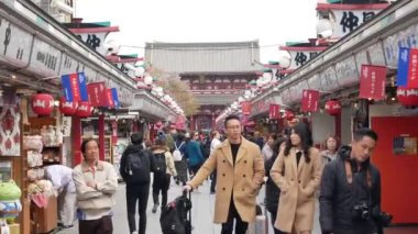 14 Nisan 2019: Tokyo, Japonya: Asakusa, Tokyo 'da insanlar alışveriş alanında yürürken 4k HD video