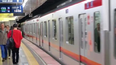 14 Nisan 2019: Tokyo, Japonya: Tokyo 'daki metro istasyonunun POV' u