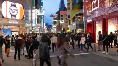 14 Nisan 2019: Tokyo, Japonya: Tokyo 'da insanlar alışveriş alanında yürürken 4k HD video
