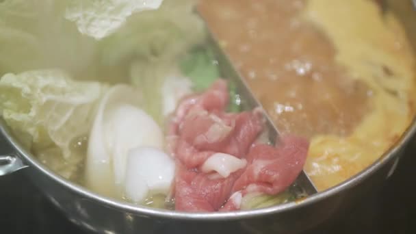 Shabushabu Japanse Hotpot Met Vlees Gesneden Verse Groenten Hotpot Aziatische — Stockvideo