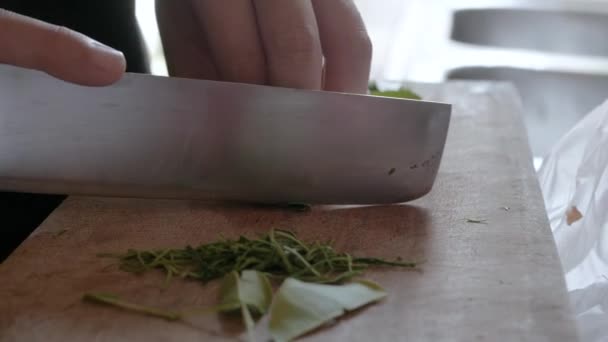 Mit Dem Messer Bergamottenblätter Hacken Für Die Asiatische Küche Kochen — Stockvideo