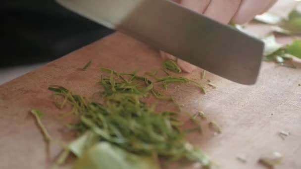 Mit Dem Messer Bergamottenblätter Hacken Für Die Asiatische Küche Kochen — Stockvideo