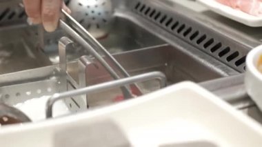 Tencereye et koyarken Çin usulü sıcak esrar. Biftek Asya mutfağı.
