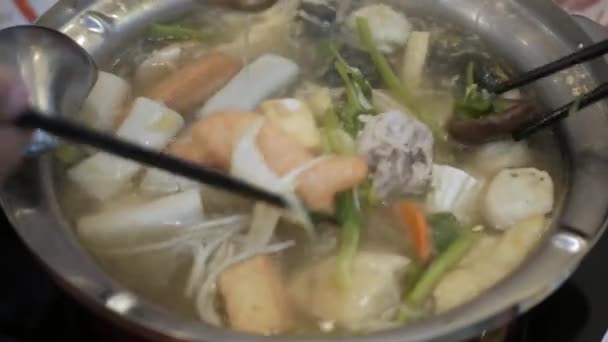 Style Thaïlandais Hot Pot Suki Plein Boule Poisson Légumes Viande — Video