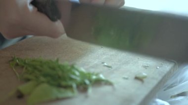 Bıçak kesen bergamot yaprakları kullanarak Asya mutfağı pişirmeye hazırlanın.