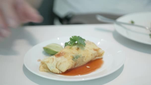 Espremer Limão Estilo Tailandês Omelete Ovo Frito — Vídeo de Stock