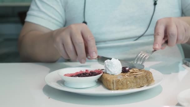 フォークとナイフで甘いフレンチトーストのデザートをフルーツジャムで食べる — ストック動画