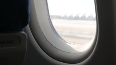 Havaalanında vergilendirilirken uçak penceresinden bak
