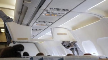 Uçak kabinindeki emniyet kemeri tabelası açık.