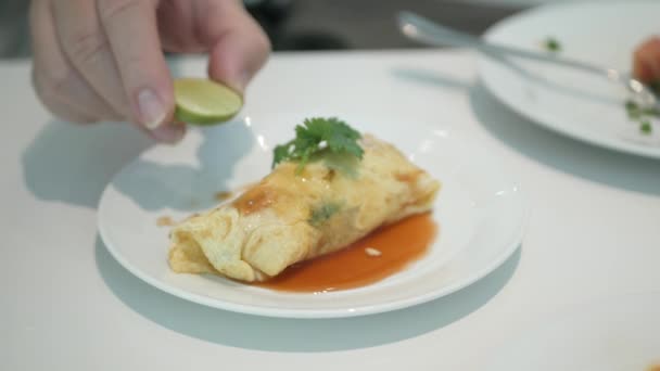 Presser Citron Vert Sur Omelette Style Thaï Oeuf Frit — Video