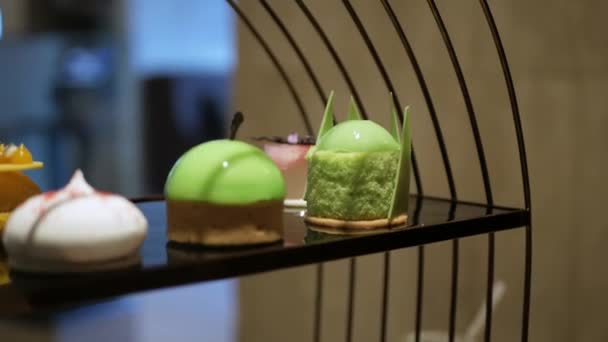 Візьміть Шматочок Солодкого Десерту Після Обіду Високого Чайного Набору — стокове відео