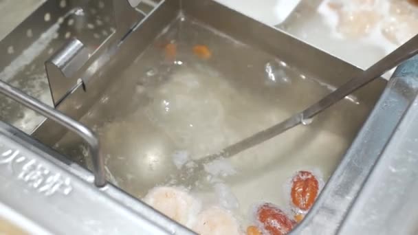 Chinesischer Hot Pot Stil Während Fleischscheiben Den Topf Gelegt Werden — Stockvideo