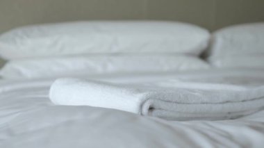 Otel hizmetleri yatak odasına havlu getiriyor.