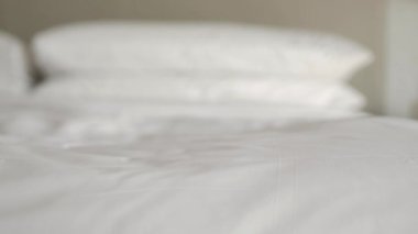 Otel hizmetleri yatak odasına havlu getiriyor.
