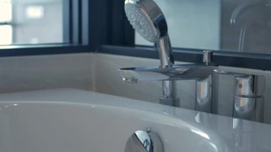 Suya giden POV küvetin yüzey rahatlama spa saatine akmaktadır.