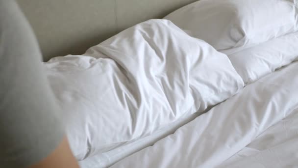 Hotelservice Bringt Handtücher Ins Schlafzimmer — Stockvideo